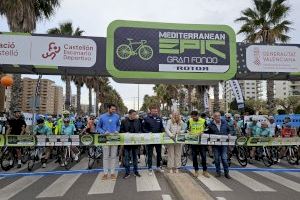 200 kilómetros a sus espaldas y un 'ambientazo': miles de participantes inundan las calles de Oropesa en la Mediterranean Epic Gran Fondo