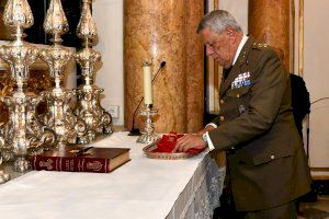 El Teniente General Comas ofrenda su faja de General a la Virgen de los Desamparados