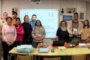 El alumnado de formación profesional del centro Altaviana recibe a COCEMFE CV y sus rutas de turismo accesible