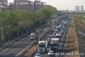 Colas kilométricas en la V-30 por un accidente de tráfico en Valencia