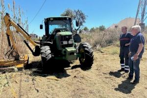 El Consorcio Provincial de Bomberos limpia el barranco de Almassora