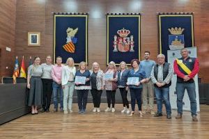 Oropesa del Mar entrega los cheques solidarios a tres asociaciones locales que colaboraron durante la XI Cursa de la Dona