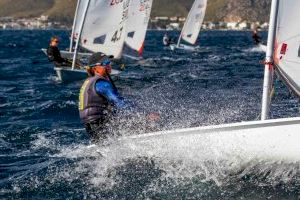 La nuciera Clara García participará en el Mundial ILCA 4 de vela en Portugal