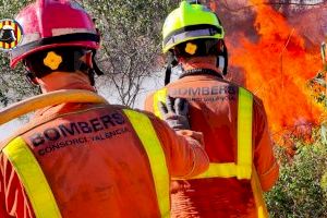 Atallen l'incendi de Llíria després d'obligar a evacuar als veïns de la zona