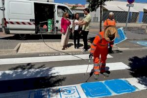 Almassora pinta pictogramas en los pasos de cebra de centros educativos para facilitar la comprensión de las personas con TEA