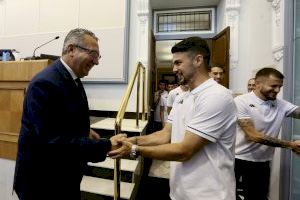 Toni Pérez recibe a los jugadores del Hércules CF tras su ascenso a Primera RFEF