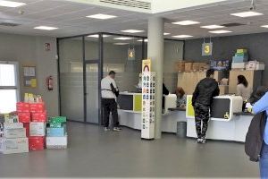 Correos facilita en Vila-real los distintivos ambientales de la DGT para acceder a las Zonas de Bajas Emisiones