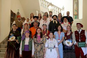 El govern municipal de Castelló rep als grups participants en el Festival de Danses de l'Antiga Corona d'Aragó