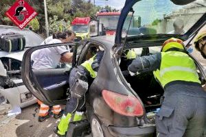 Un home ferit després d'un aparatós xoc entre dos vehicles a Orihuela