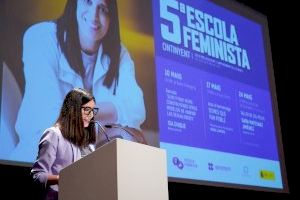 La sexóloga y youtuber Isa Duque reúne cerca de un centenar de personas en la apertura de la V Escuela Feminista de Ontinyent