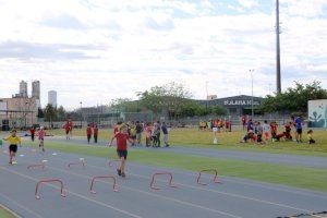 El alumnado de primaria de Quart de Poblet aprende la importancia del deporte en unas divertidas Miniolimpiadas