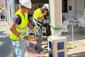 El Ayuntamiento de El Campello retira las 89 farolas de baja altura del paseo marítimo de Carrer La Mar por su mal estado