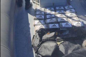 Sorpresa en una playa de Benidorm: hallan 20 kilos de cocaína en una mochila de submarinismo