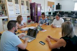 Frente común entre Ayuntamiento y la directiva escolar para defender el colegio Santa Teresa ante la decisión del Consell de su cierre