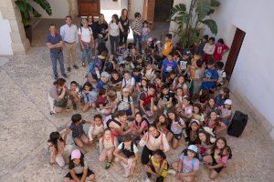 76 alumnes de primària del CEIP Bonavista visiten el Palau de La Vila i el saló de plens