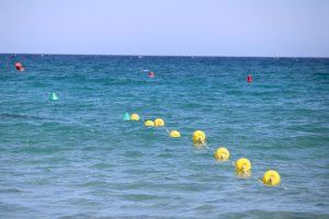 El Campello adelanta el balizamiento de sus playas y calas aprovechando el buen estado del mar