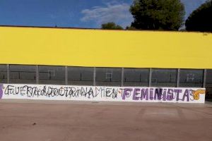 Denuncian un ataque a un mural feminista en un colegio de Oropesa
