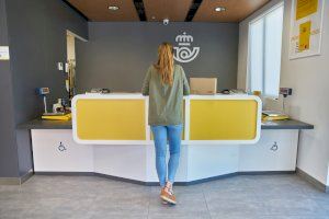 Correos facilita en Gandía los distintivos ambientales de la DGT para acceder a las Zonas de Bajas Emisiones