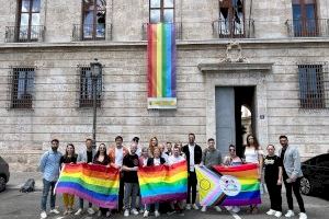 La Delegación del Gobierno despliega la bandera LGTBI en conmemoración del Día Internacional contra la homofobia, la transfobia y la bifobia