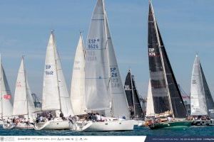 El Trofeo UPV de Vela reúne a una treintena de barcos en el RCN de Valencia