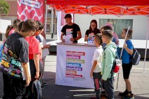 L'alumnat d’Onda gaudeix d’una jornada al Raval de Sant Josep en el marc de la campanya 'En valencià'