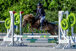 Nueva campeona de equitación en Burjassot: Idaira Antón y su pony Top Lollipop brillan