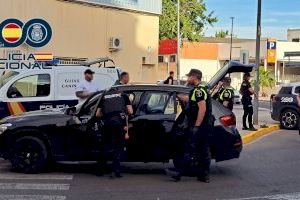 Gran despliegue policial en un barrio de Aldaia: identifican a 69 personas y decomisan armas y drogas