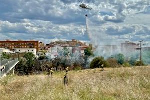 Incendio en el barrio de Xenillet, en Torrent: medios terrestres y aéreos luchan contra el fuego