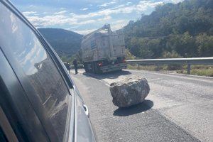 Susto en una carretera de Castellón al derrumbarse una gran roca sobre la calzada