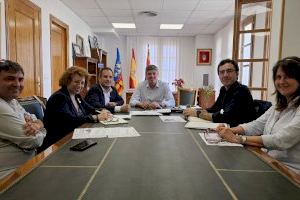 Villajoyosa y la Cámara de Comercio de Alicante acuerdan firmar un convenio para ofrecer cursos de formación para los jóvenes vileros
