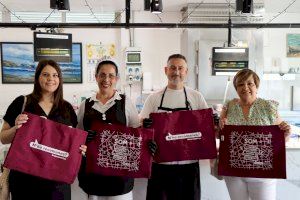 Burjassot fomenta el uso del valenciano y las compras en el comercio local en una nueva campaña en el Mercado Municipal l’Almara