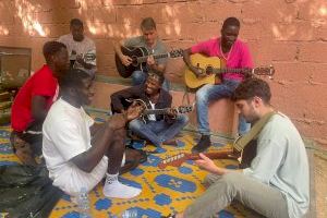 Guitarristas valencianos llenan de música el desierto mauritano