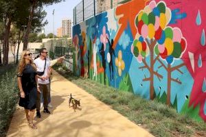 El artista benidormense Christian Cortés finaliza la decoración del mural perimetral del nuevo parque urbano de la avenida Marina Alta