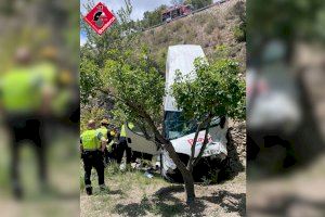 Una furgoneta se despeña de 20 metros de altura en Sella (Alicante)