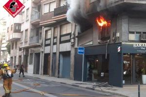 Un pavoroso incendio en un edificio de Elche obliga a desalojar vecinos y dos personas resultan heridas