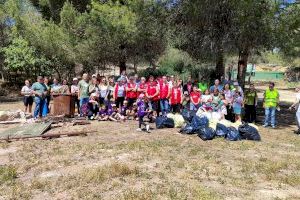 Alrededor de 60 voluntarios han participado en una jornada de limpieza del Barranco del Rubio de Paterna