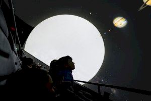 Els planetaris en directe de l’Hemisfèric permeten conéixer l’espai a prop de 5.000 escolars