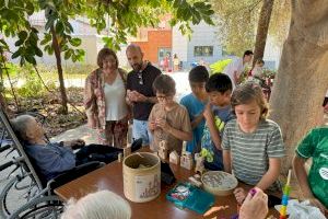 Alumnado del colegio Cervantes y usuarios de la Residencia San José de Sueca participan en una actividad pionera intergeneracional