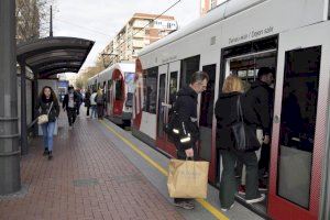 Los usuarios del tranvía de Valencia valoran con un notable el servicio que presta este medio de transporte
