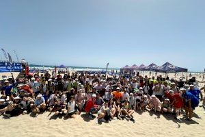 Diversión y deporte se dan la mano en la visita de los escolares a las instalaciones del “Beach Games Costa Blanca” en la playa Muchavista