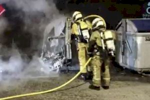 Noche agitada para los bomberos en Crevillent: arden cuatro contenedores