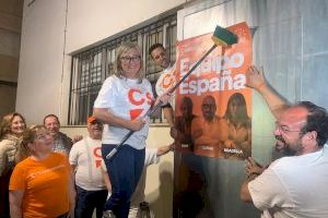 Ciudadanos llena de naranja las calles de Alicante, Castellón y Valencia en el tradicional acto de pegada de carteles del inicio electoral