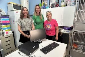 El Ayuntamiento de La Nucía dona un ordenador al Refugio de Animales