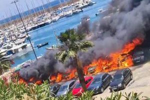 VIDEO | La traca más cara: los autores de encenderla acaban detenidos tras quemarse 34 vehículos en Xàbia