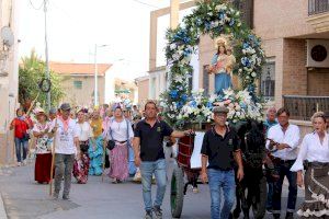 La imagen de María Auxiliadora regresa a El Campello, también en romería, y se instala en la casa de una vecina de la calle Lluis Salvatella