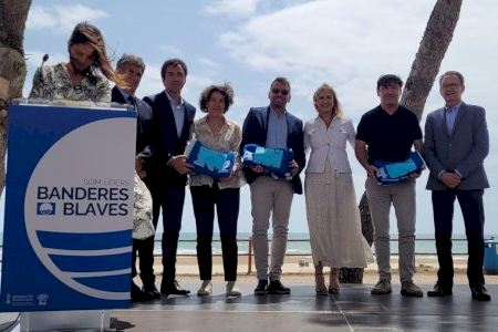 Villajoyosa recoge las 6 banderas azules que reconocen la calidad de sus playas