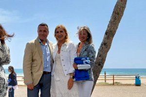 L'alcalde de Borriana arreplega la bandera blava que onejarà este estiu a la platja del Grau-Malva-rosa