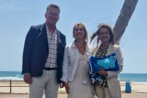 Benicàssim recoge las cinco banderas azules que ondearán en sus playas este verano como garantes de calidad, accesibilidad y sostenibilidad