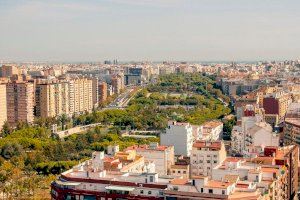 Valencia suspenderá las licencias para los apartamentos turísticos durante un año y prohibirá megacruceros a partir de 2026
