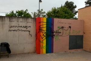 Denuncian un ataque LGTBI-fóbico con esvásticas a un mural de Ontinyent